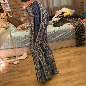 Blue and white floral pattern pants bellbottom end